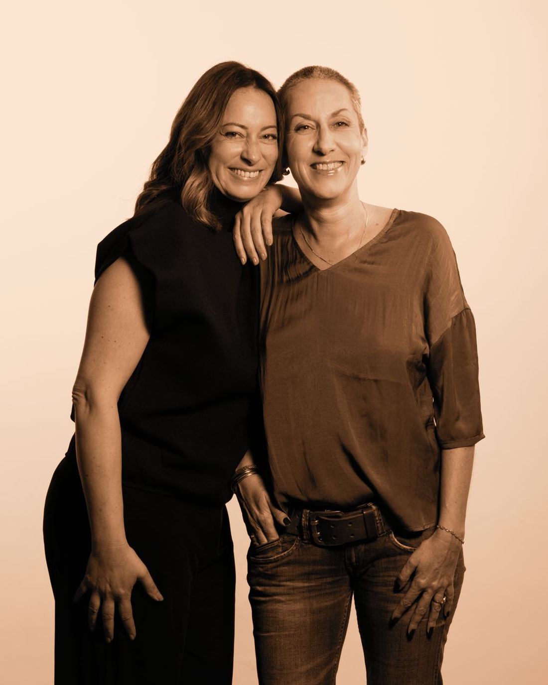 Sophie Artonne et Nathalie Merle, côte à côte, souriantes, en studio.